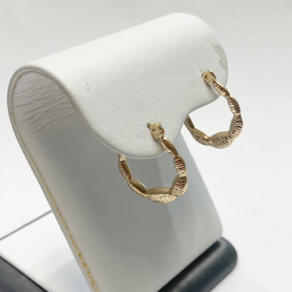 14k Diamond-Cut Scalloped Hoop Earrings