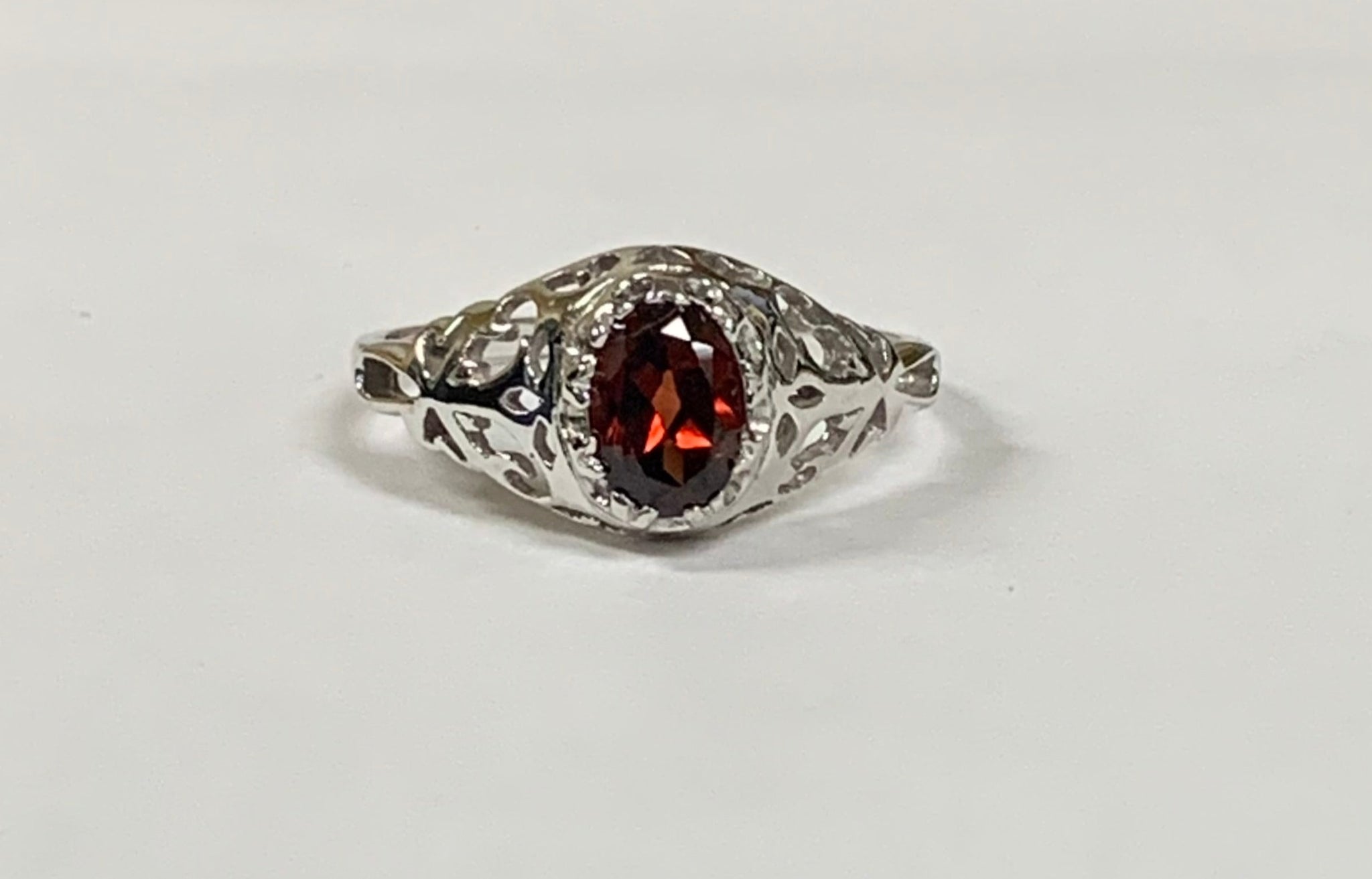 10KWG Vintage Style Garnet Ring